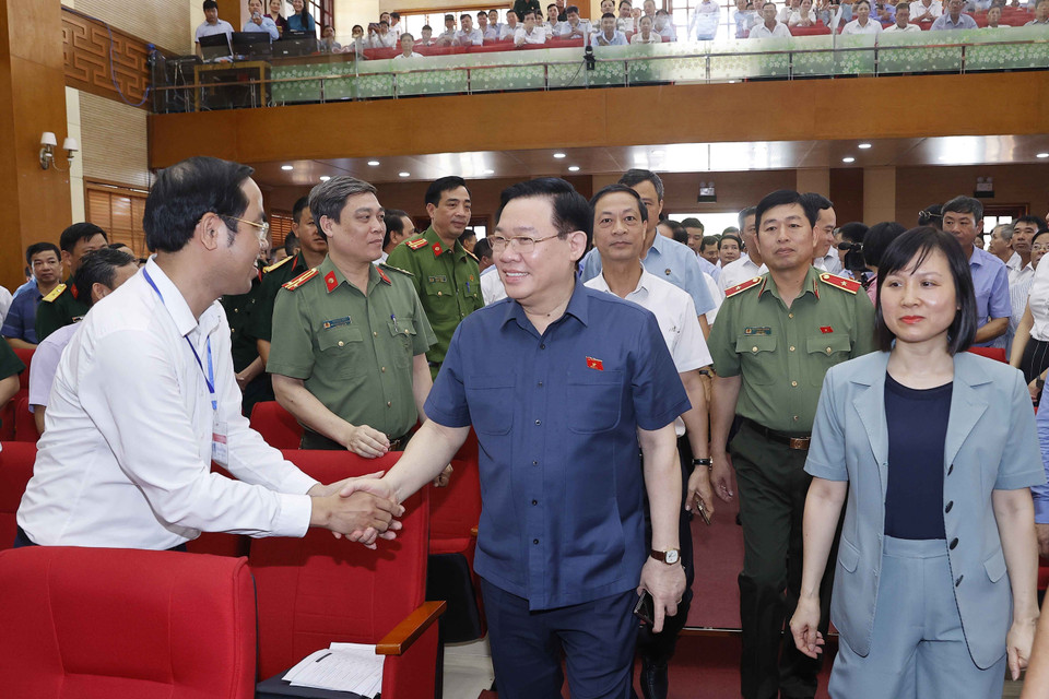 Sáng 4/7/2023, Chủ tịch Quốc hội Vương Đình Huệ và Đoàn đại biểu Quốc hội thành phố Hải Phòng tiếp xúc cử tri huyện Vĩnh Bảo để báo cáo kết quả Kỳ họp thứ 5, Quốc hội khoá XV. (Ảnh: Doãn Tấn/TTXVN)