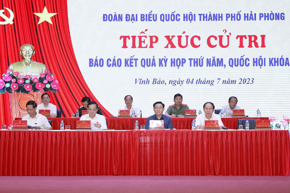 Chủ tịch Quốc hội Vương Đình Huệ và Đoàn đại biểu Quốc hội thành phố Hải Phòng tại buổi tiếp xúc cử tri huyện Vĩnh Bảo. (Ảnh: Doãn Tấn/TTXVN)