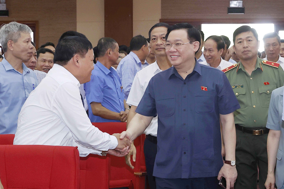 Chủ tịch Quốc hội Vương Đình Huệ với cử tri huyện Vĩnh Bảo. (Ảnh: Doãn Tấn/TTXVN)