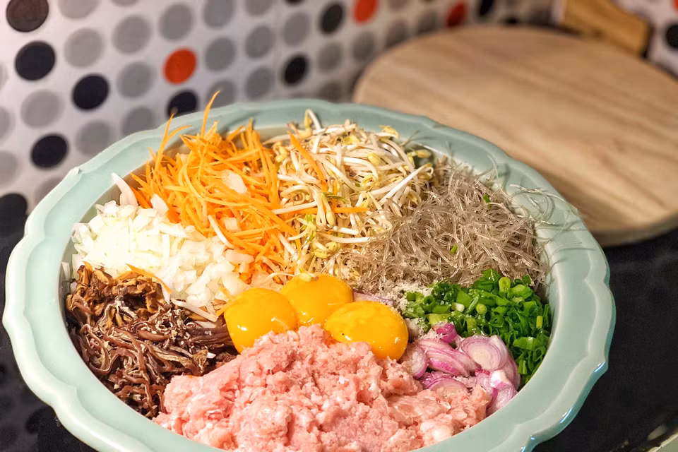 Ngâm miến, mộc nhĩ, nấm hương với nước nóng cho nở rồi thái chỉ hoặc hạt lựu. Xếp tất cả nguyên liệu sơ chế vào thố. (Ảnh: Mai Mai/Vietnam+)