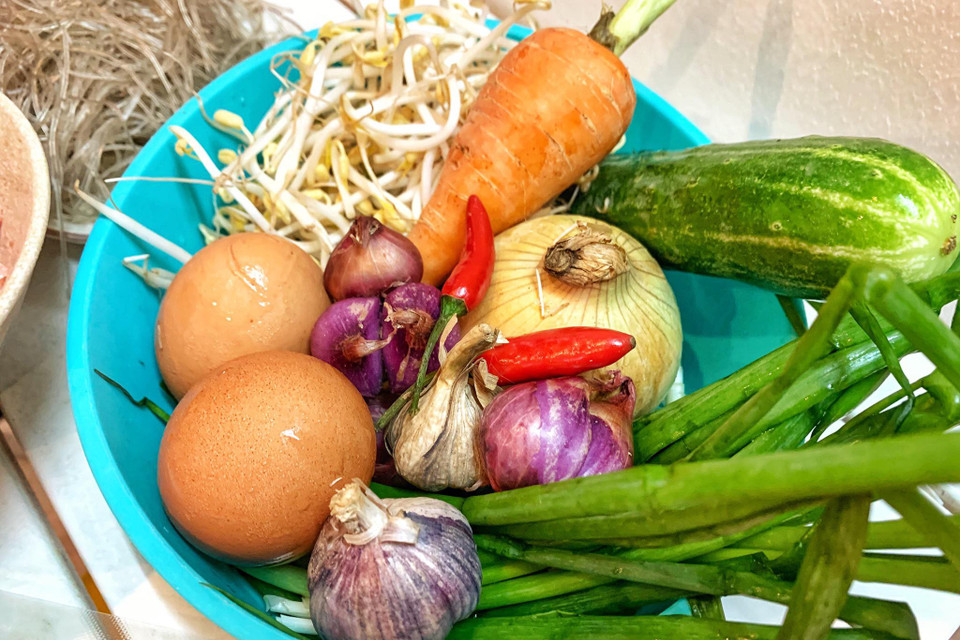 Dùng nguyên liệu tươi ngon và nhiều màu sắc. (Ảnh: Mai Mai/Vietnam+)