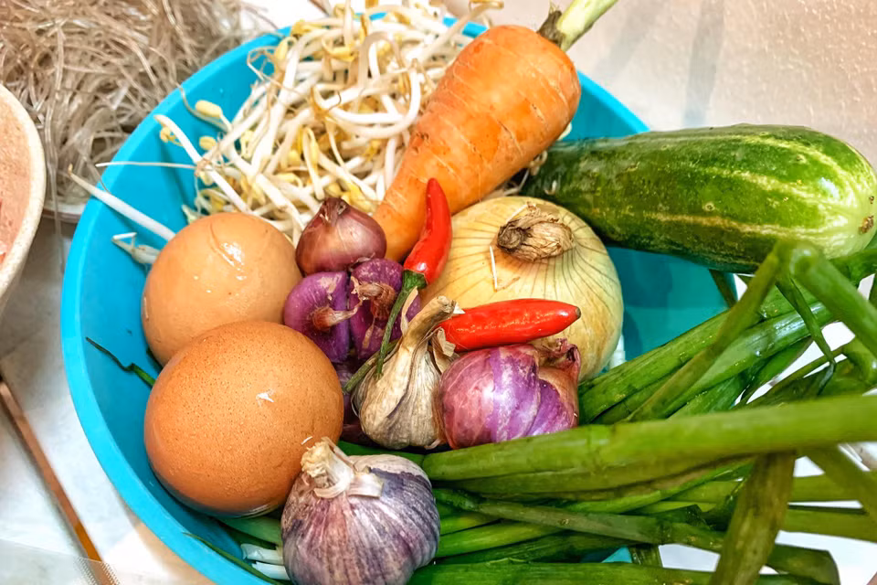 Dùng nguyên liệu tươi ngon và nhiều màu sắc. (Ảnh: Mai Mai/Vietnam+)