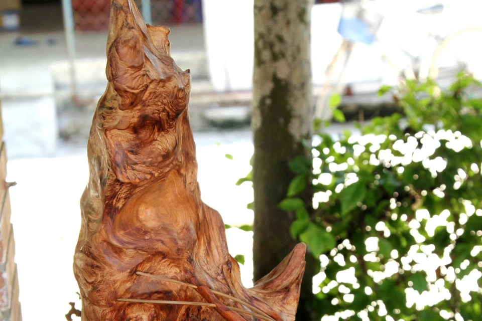 Một chiếc lồng chim cũng được tạo tác đầy tinh tế và duyên dáng. (Ảnh: Xuân Mai/Vietnam+)