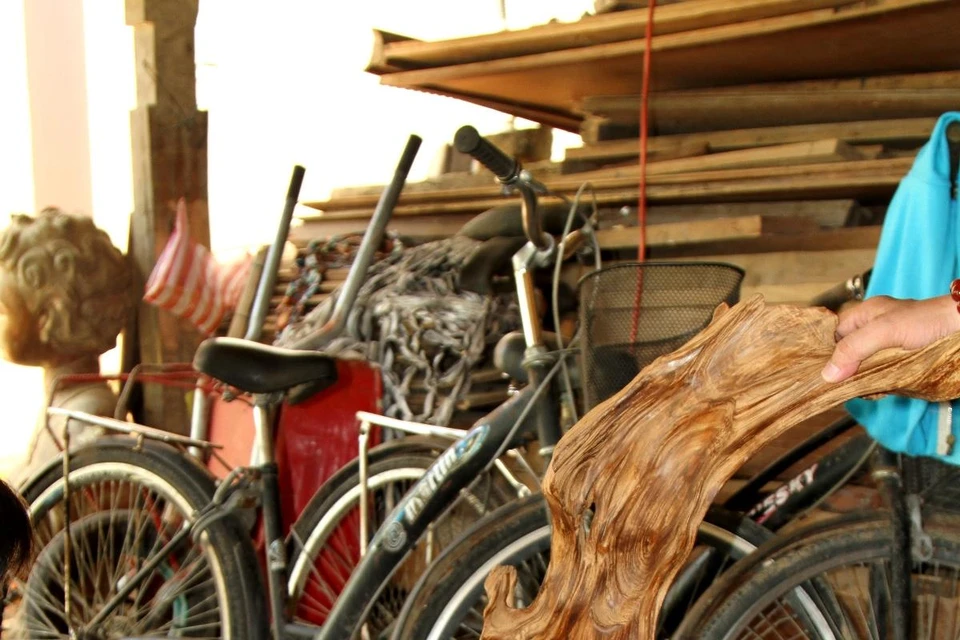 Bản thân tạo hóa đã cho ra đời những "tác phẩm" đẹp. Dưới bàn tay khéo léo của người nghệ nhân làng nghề Kim Bồng chau chuốt hoàn thiện, chúng ta sẽ có tác phẩm để đời. (Ảnh: Xuân Mai/Vietnam+)