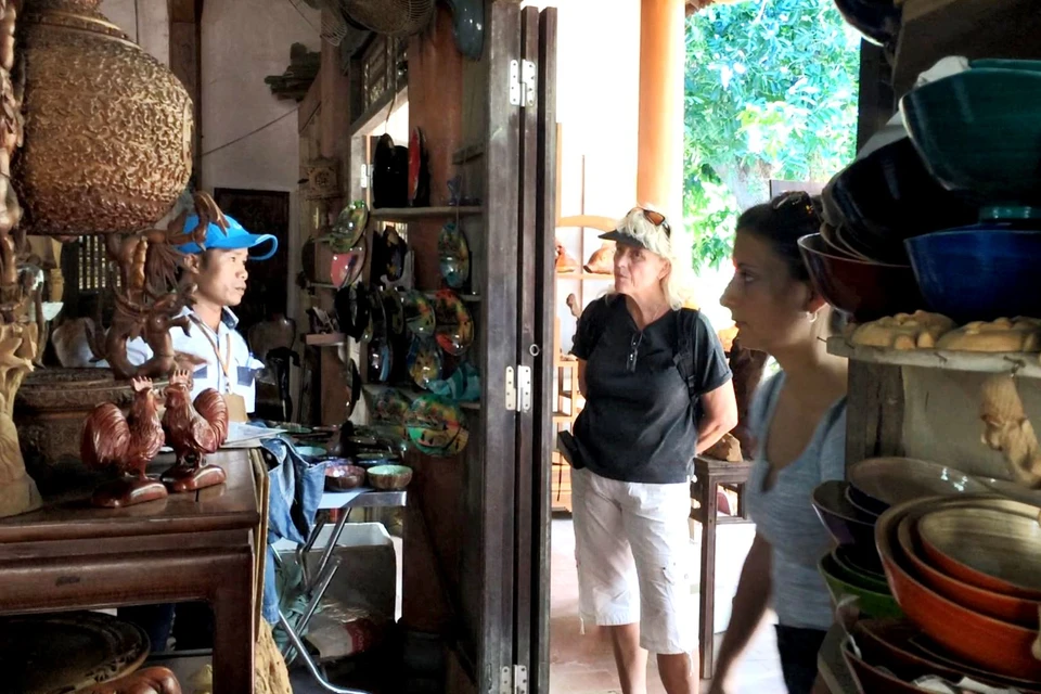 Làng nghề nằm đối diện khu phố cổ Hội An nên chỉ mất khoảng 5-10 phút di chuyển là du khách có thể tới được đây. (Ảnh: Xuân Mai/Vietnam+)