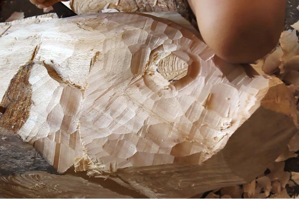 Nhờ giao thoa văn hóa Đông Tây mà làng mộc Kim Bồng vẫn giữ được nét đặc sắc riêng trong từng nét chạm khắc. Trong khi các làng mộc phía Bắc đều ít nhiều bị văn hóa phong kiến phương Bắc ảnh hưởng, ghi dấu ấn đậm nét các triều đại trong lịch sử thì mộc Kim Bồng vẫn giữ được vẻ nhẹ nhàng, mộc mạc nhưng không kém phần tinh tế trên các sản phẩm. Đây là hình ảnh con cá đang được chạm khắc... (Ảnh: Xuân Mai/Vietnam+)