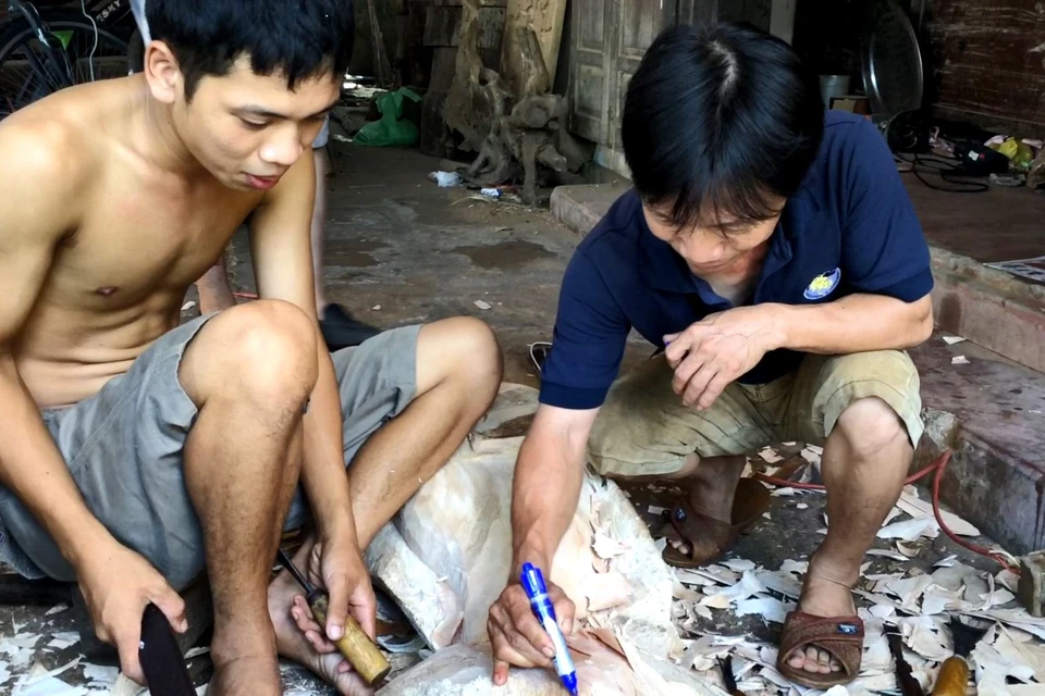 Bước chân lên vùng đất này là tiếng đục đẽo, khoan cắt quen thuộc bao đời đã vang lên từ những xưởng gỗ hai bên bờ Đông-Tây Kim Bồng. (Ảnh: Xuân Mai/Vietnam+)