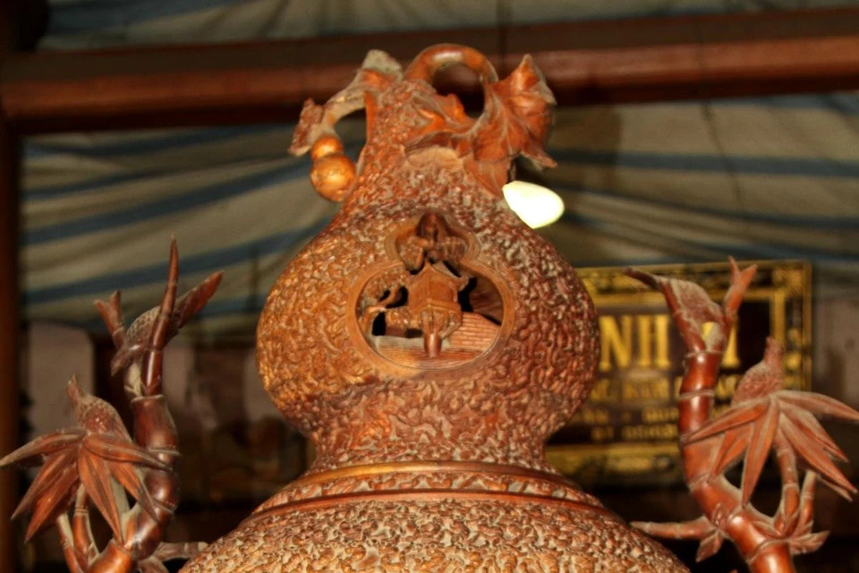 Chiếc đinh hương chạm khắc cả nghìn con rồng bằng tre. (Ảnh: Xuân Mai/Vietnam+)