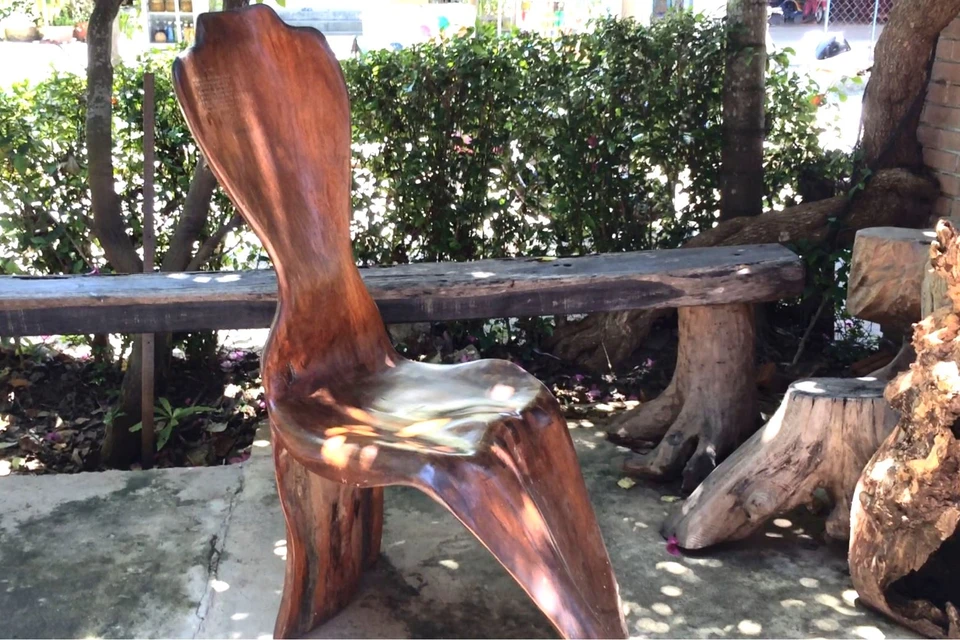 Tác phẩm thể hiện bóng dáng tà áo dài người phụ nữ Việt Nam của nghệ nhân Huỳnh Sướng. (Ảnh: Xuân Mai/Vietnam+)