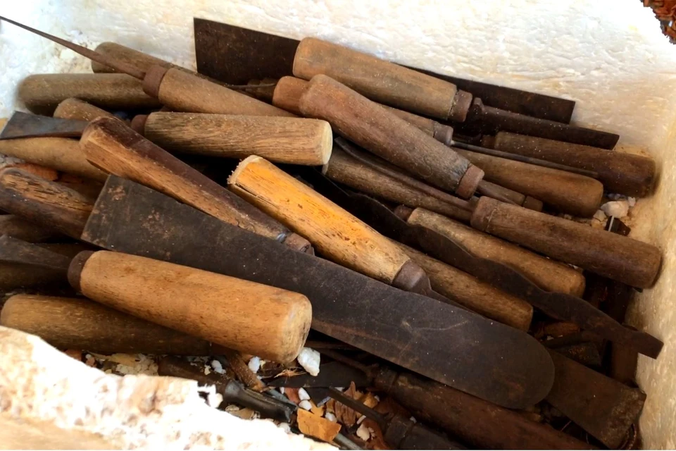 Những dụng cụ chế tác truyền thống rất đơn giản. (Ảnh: Xuân Mai/Vietnam+)