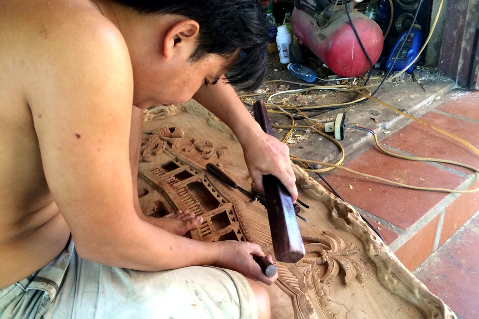 Để có một phổ cổ Hội An với nét kiến trúc độc đáo như bây giờ, công rất lớn thuộc về các nghệ nhân làng Kim Bồng với những tác phẩm chạm khắc, phù điêu, tượng gỗ, dụng cụ, tiện nghi gia đình Hội An. (Ảnh: Xuân Mai/Vietnam+)