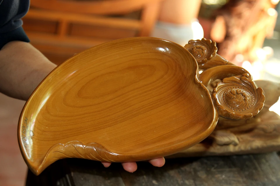 Không chỉ những sản phẩm nghệ thuật cầu kỳ, đội ngũ thợ mộc Kim Bồng còn sáng tạo rất nhiều sản phẩm lưu niệm. (Ảnh: Xuân Mai/Vietnam+)