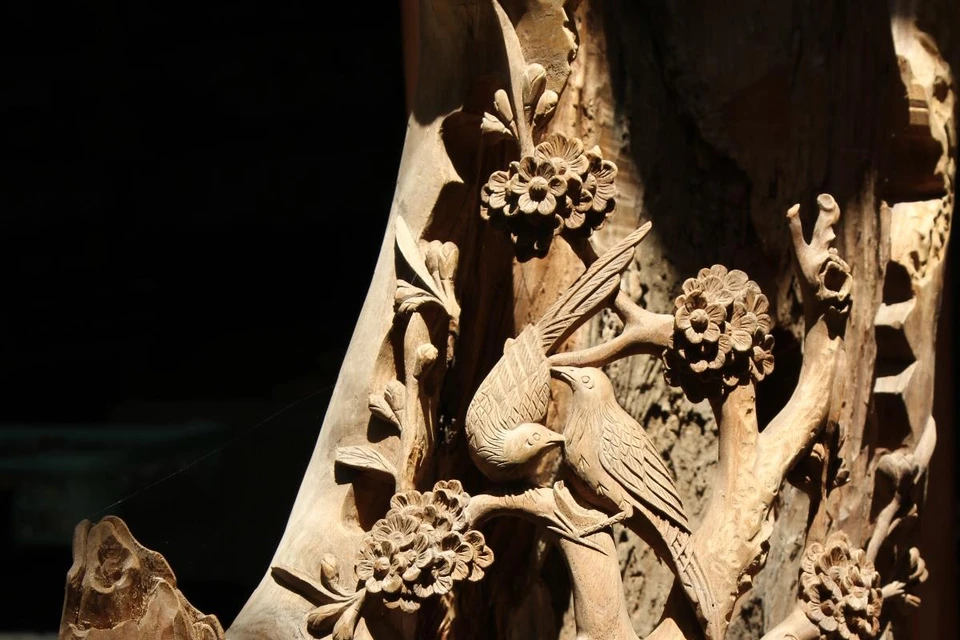 Những nét chạm khắc sinh động và có hồn trên gỗ. (Ảnh: Xuân Mai/Vietnam+)