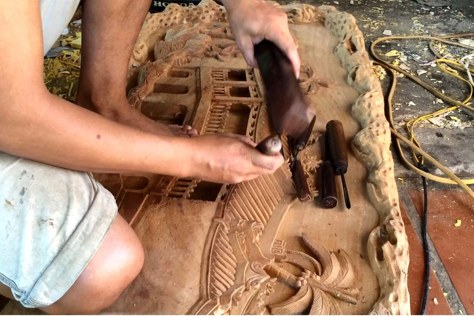 Những hình ảnh đặc trưng của Hội An như Chùa Cầu thường được các nghệ nhân đưa vào các sản phẩm mộc. (Ảnh: Xuân Mai/Vietnam+)