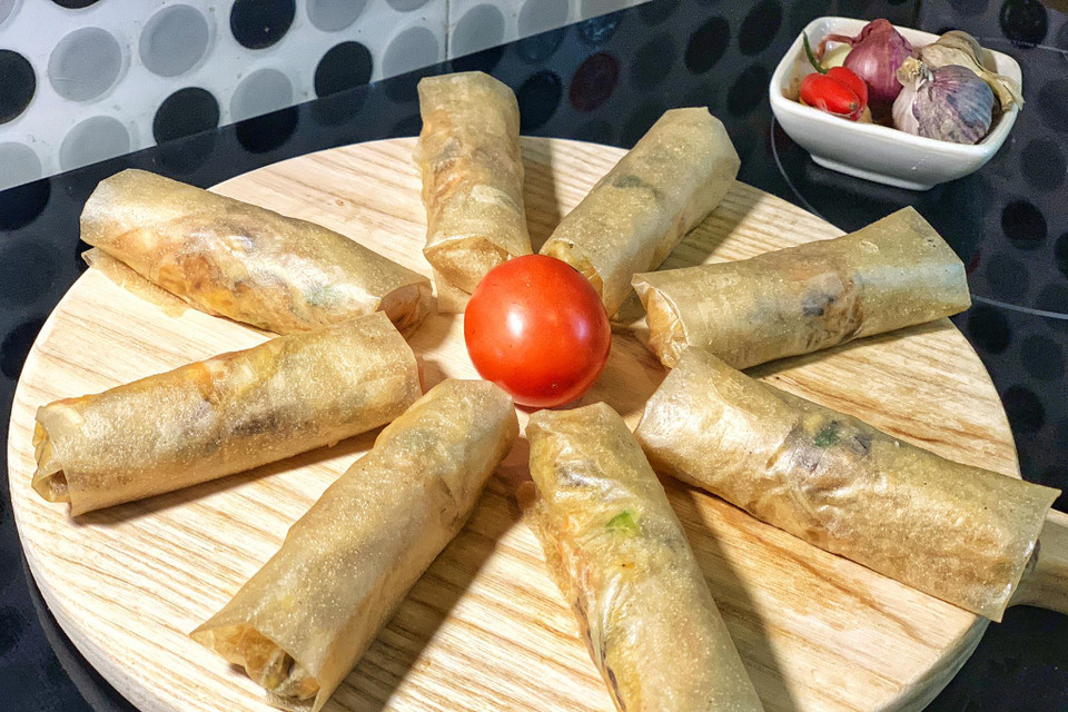 Nem cuốn đều tay, không quá chặt để không bị vỡ khi rán. (Ảnh: Mai Mai/Vietnam+)