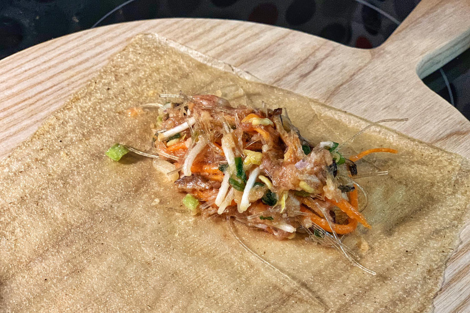 Cuốn nem bằng vỏ ram Hà Tĩnh là một gợi ý để chiếc nem rán xong có lớp vỏ vàng và giòn rụm. (Ảnh: Mai Mai/Vietnam+)