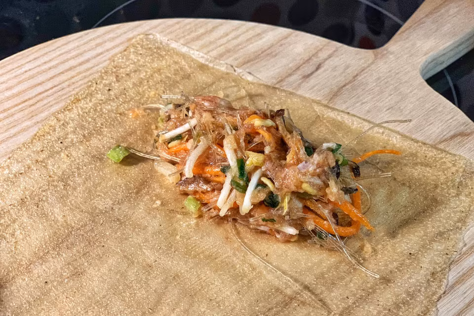 Cuốn nem bằng vỏ ram Hà Tĩnh là một gợi ý để chiếc nem rán xong có lớp vỏ vàng và giòn rụm. (Ảnh: Mai Mai/Vietnam+)