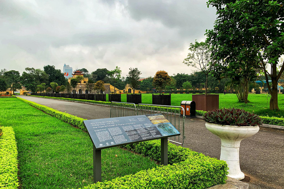 Những ngày này ở Hoàng thành chỉ còn đội bảo vệ và nhân viên vệ sinh môi trường khu di tích lặng lẽ làm việc. (Ảnh: Mai Mai/Vietnam+)