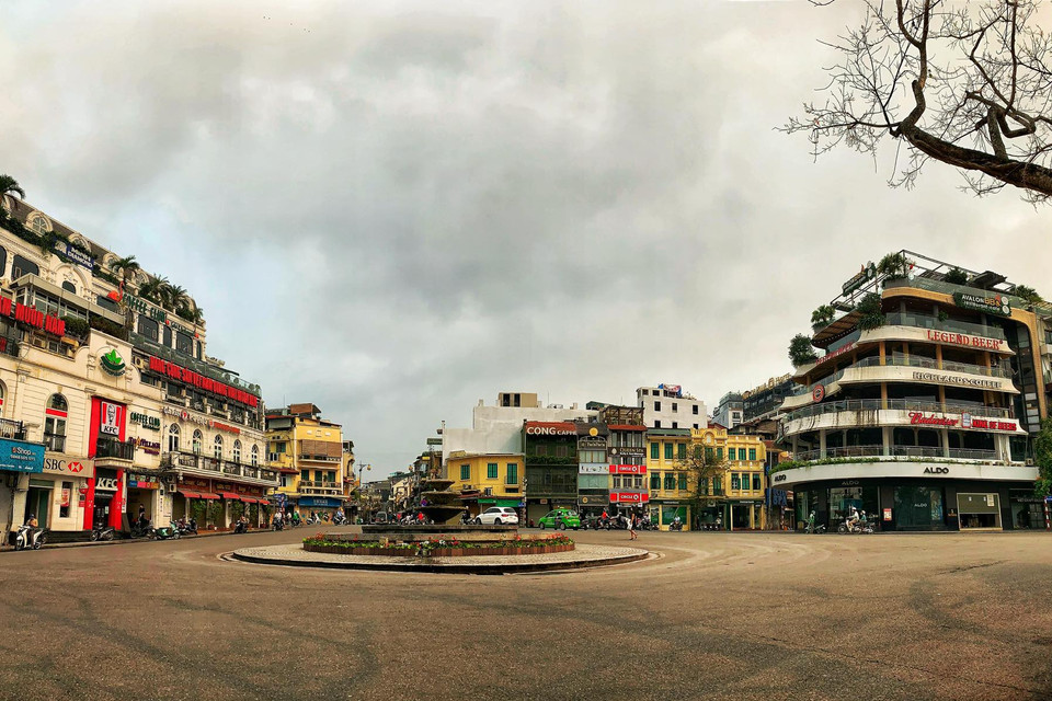 Quảng trường Đông Kinh Nghĩa Thục, tụ điểm sầm uất nối tiếng của Hà Nội nay lặng lẽ đến lạ. (Ảnh: Mai Mai/Vietnam+)
