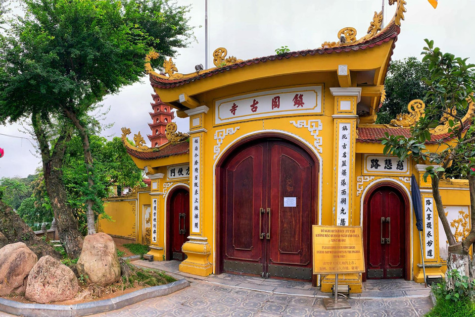 Chùa Trấn Quốc được ví như 'đóa sen' nở trên mặt nước Hồ Tây vốn thu hút rất đông tín đồ Phật tử, khách thăm quan, du lịch trong và ngoài nước nay cũng cửa đóng then cài. (Ảnh: Mai Mai/Vietnam+)