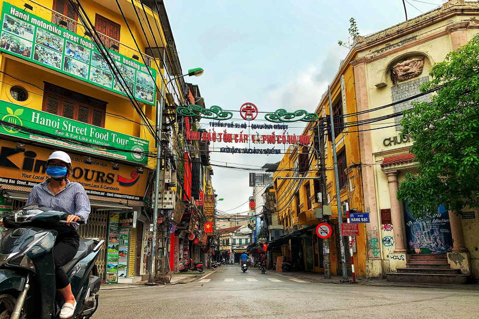 Khu phố Tây Tạ Hiện vốn đông đúc là thế nay cũng thưa thớt bóng người do hàng quán đóng cửa theo khuyến cáo của thành phố. (Ảnh: Mai Mai/Vietnam+)