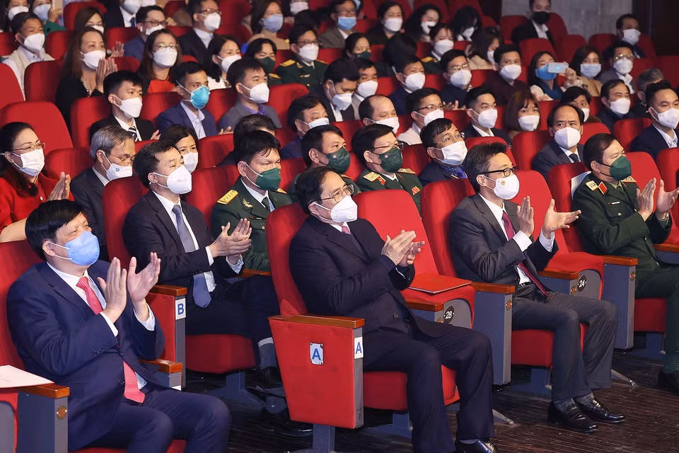 Thủ tướng Phạm Minh Chính và các đại biểu tham dự Chương trình nghệ thuật "Chiến sỹ áo trắng".(Ảnh: Dương Giang/TTXVN)