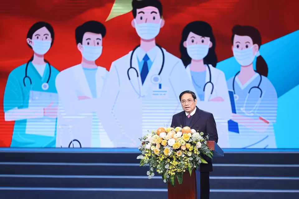 Thủ tướng Phạm Minh Chính phát biểu động viên, tôn vinh lực lượng ngành y tế. (Ảnh: Dương Giang/TTXVN)