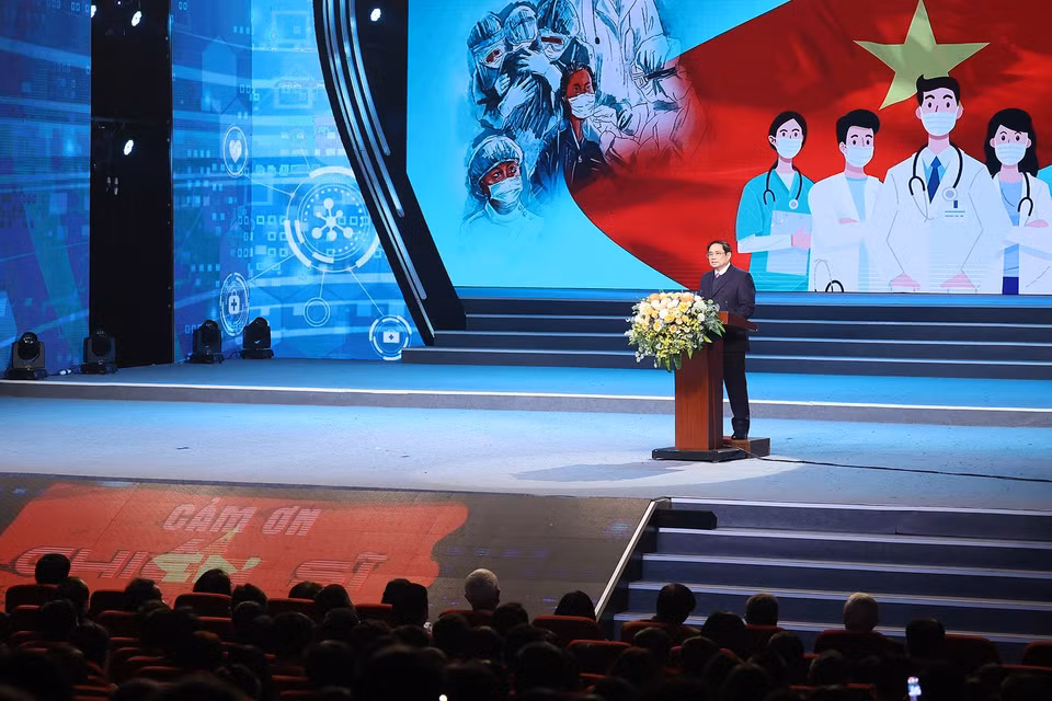 Thủ tướng Phạm Minh Chính phát biểu động viên, tôn vinh lực lượng ngành y tế. (Ảnh: Dương Giang/TTXVN)