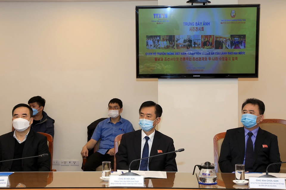 Các đại biểu Đại sứ quán CHDCND Triều Tiên tham dự lễ khai mạc trưng bày ảnh. (Ảnh: Tuấn Anh/TTXVN)