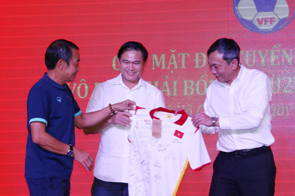 Huấn luyện viên đội U23 Việt Nam Đinh Thế Nam trao tặng chiếc áo có chữ ký của các tuyển thủ U23 Việt Nam, nhà vô địch Giải U23 Đông Nam Á 2022 cho lãnh đạo Liên đoàn bóng đá Việt Nam (Ảnh: Thanh Vũ/TTXVN)