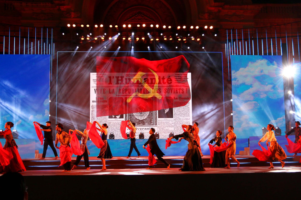 Tiếc mục múa hát “Quốc tế ca - chào mừng Đảng Cộng sản Việt Nam”. (Ảnh: Thanh Vũ/TTXVN)