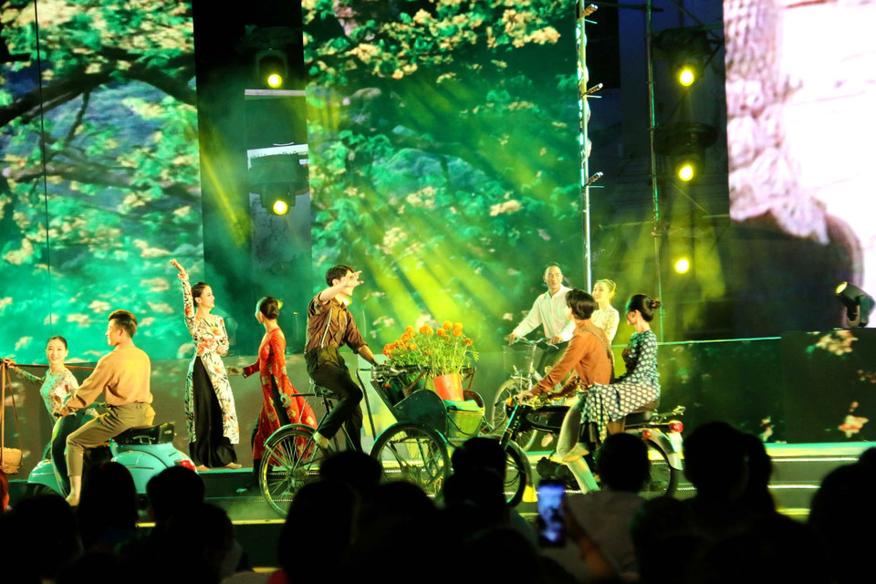 Chương trình diễn ra xuyên suốt 95 phút với hai chương “Xuân của niềm tin” và “Tết hy vọng” gồm 19 tiết mục ca múa nhạc, cải lương. (Ảnh: Thanh Vũ/TTXVN)