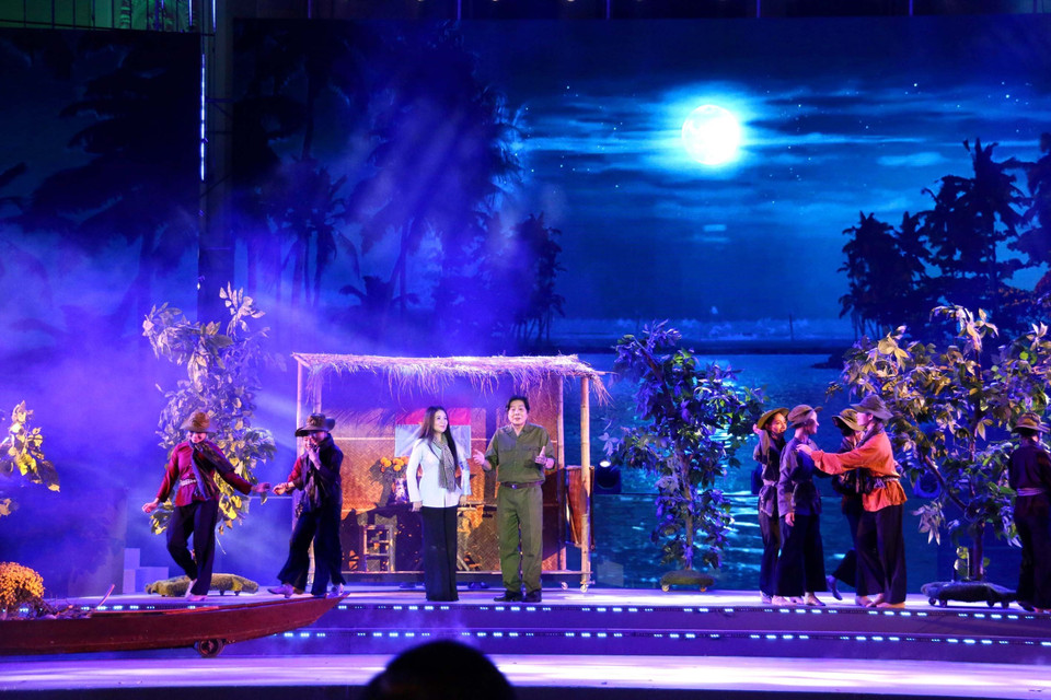 Các ca sỹ, nghệ sỹ và diễn viên múa đã tái hiện những hình ảnh của đại thắng mùa Xuân, đất nước ca khúc khải hoàn, Bắc Nam nối liền một dải, chung một nhịp đập trái tim, chung những khát vọng đổi mới và thịnh vượng. (Ảnh: Thanh Vũ/TTXVN)