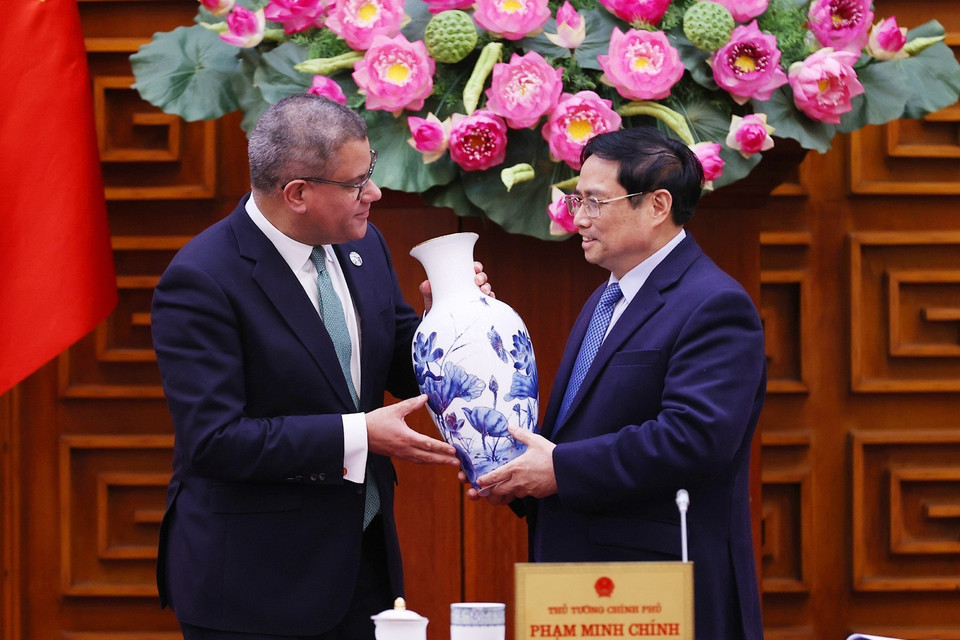 Thủ tướng Phạm Minh Chính tặng quà lưu niệm cho ông Alok Sharma. (Ảnh: Dương Giang/TTXVN)