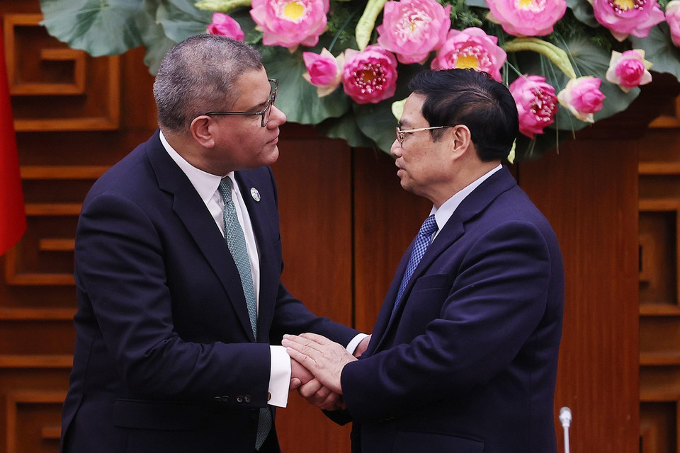 Thủ tướng Phạm Minh Chính và ông Alok Sharma, Bộ trưởng, Chủ tịch Hội nghị Liên hợp quốc về Biến đổi khí hậu lần thứ 26. (Ảnh: Dương Giang/TTXVN)