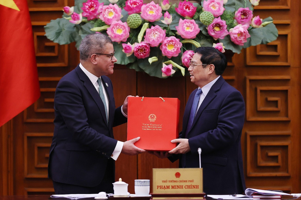 Thủ tướng Phạm Minh Chính tặng quà lưu niệm cho ông Alok Sharma. (Ảnh: Dương Giang/TTXVN)