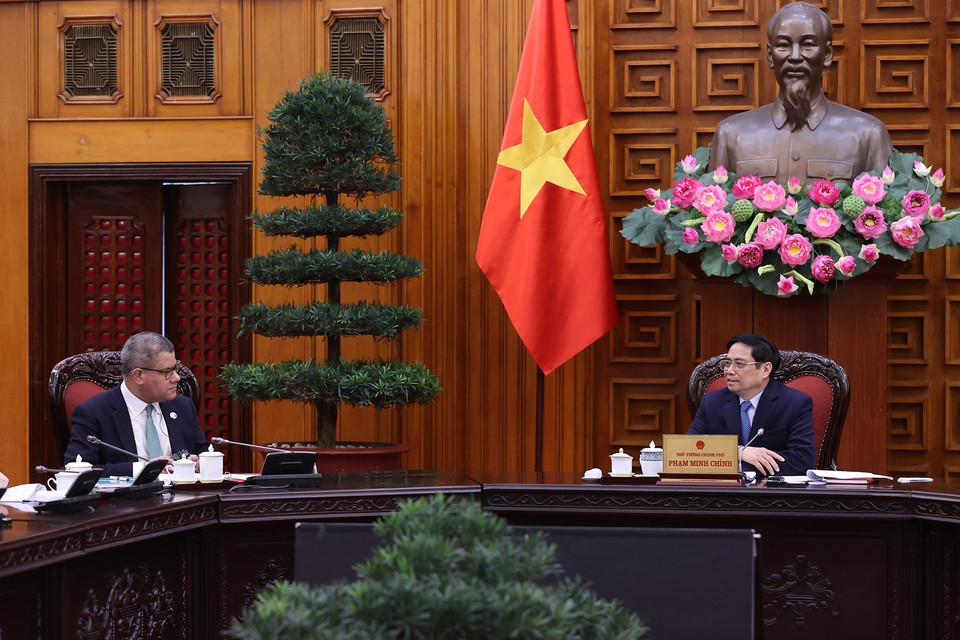 Thủ tướng Phạm Minh Chính tiếp ông Alok Sharma, Bộ trưởng, Chủ tịch Hội nghị Liên hợp quốc về Biến đổi khí hậu lần thứ 26. (Ảnh: Dương Giang/TTXVN)