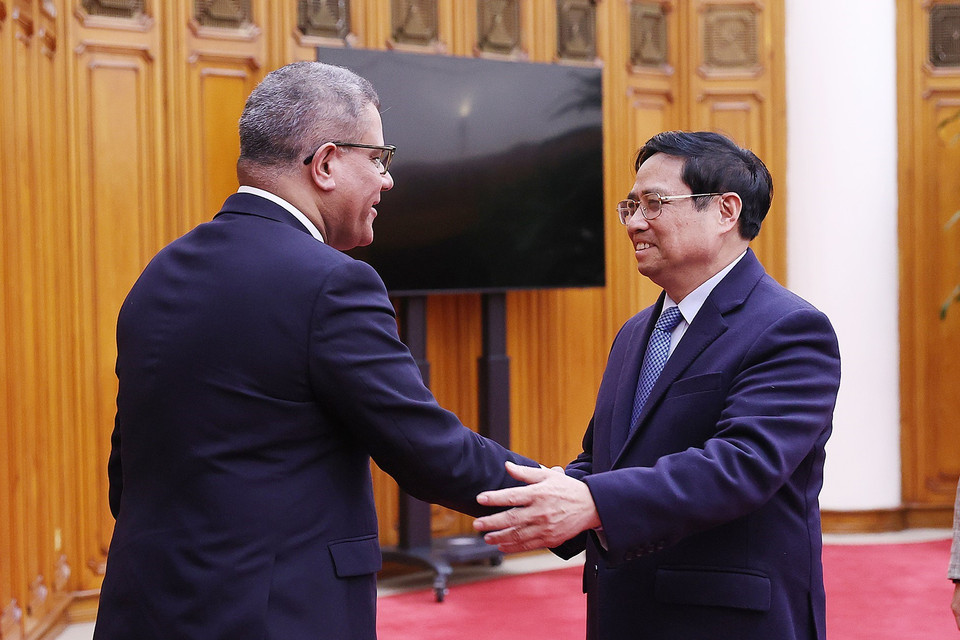 Thủ tướng Phạm Minh Chính và ông Alok Sharma, Bộ trưởng, Chủ tịch Hội nghị Liên hợp quốc về Biến đổi khí hậu lần thứ 26. (Ảnh: Dương Giang/TTXVN)