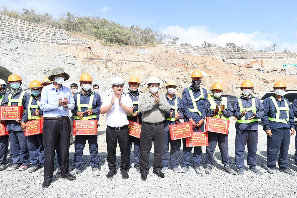 Thủ tướng Phạm Minh Chính tặng quà cho kỹ sư, công nhân đang thi công hầm Núi Vung thuộc thành phần dự án cao tốc đoạn Cam Lâm-Vĩnh Hảo. (Ảnh: Dương Giang/TTXVN)