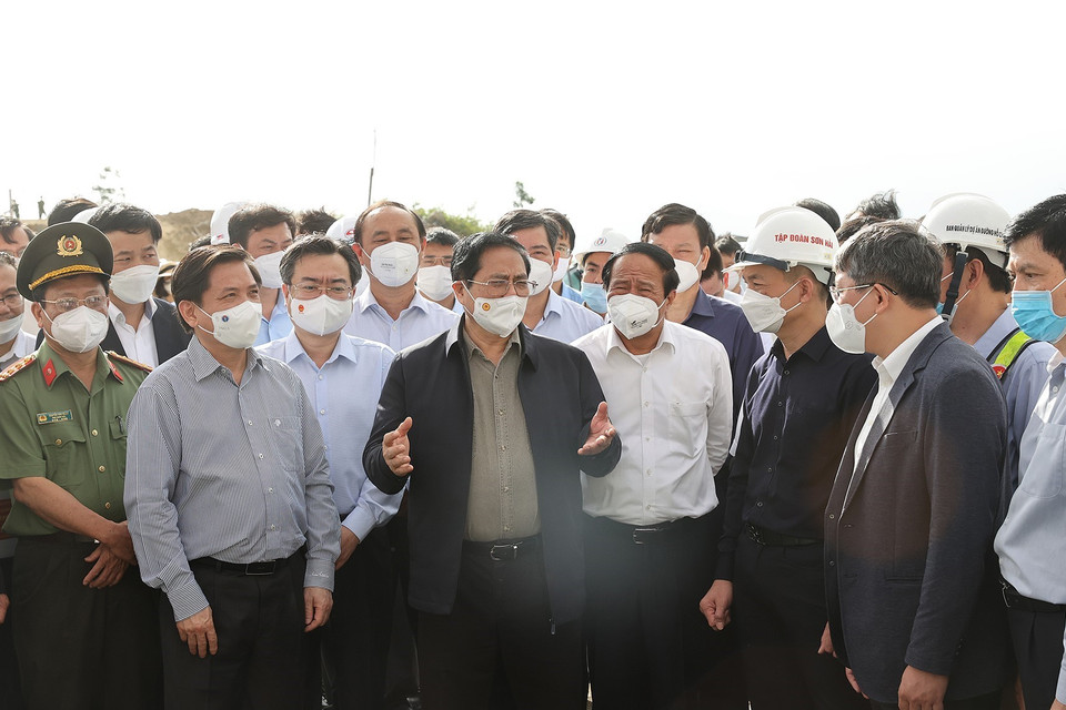 Thủ tướng Phạm Minh Chính kiểm tra khu vực thi công hầm Dốc Sạn thuộc thành phần dự án cao tốc đoạn Nha Trang-Cam Lâm. (Ảnh: Dương Giang/TTXVN)
