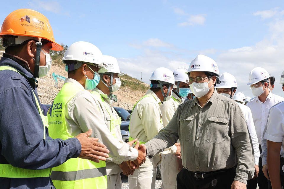 Thủ tướng Phạm Minh Chính kiểm tra, động viên kỹ sư, công nhân đang thi công hầm Núi Vung thuộc thành phần dự án cao tốc đoạn Cam Lâm-Vĩnh Hảo. (Ảnh: Dương Giang/TTXVN)