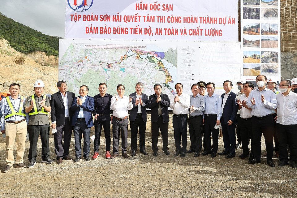 Thủ tướng Phạm Minh Chính với các kỹ sư và công nhân thi công dự án cao tốc đoạn Nha Trang-Cam Lâm.(Ảnh: Dương Giang/TTXVN)