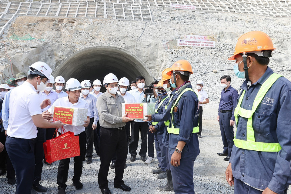 Thủ tướng Phạm Minh Chính tặng quà cho kỹ sư, công nhân đang thi công hầm Núi Vung thuộc thành phần dự án cao tốc đoạn Cam Lâm-Vĩnh Hảo. (Ảnh: Dương Giang/TTXVN)