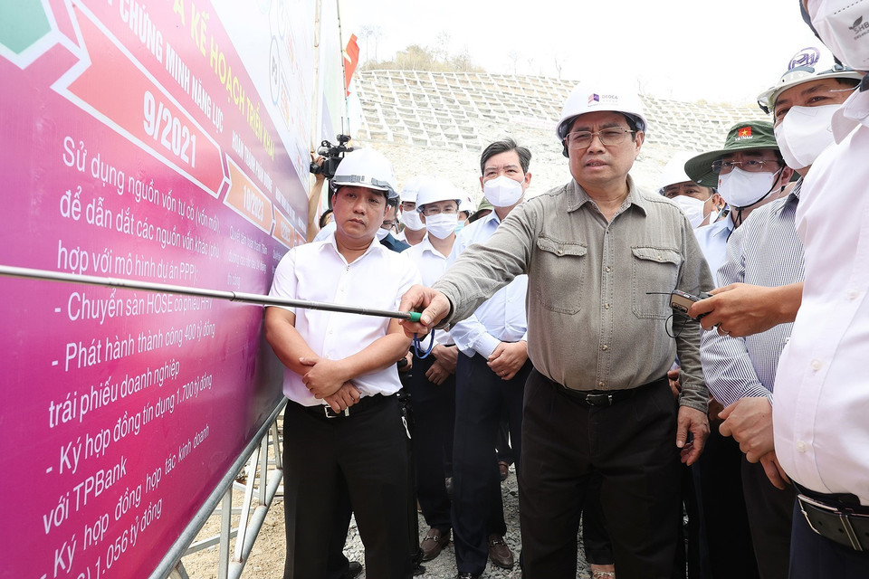 Thủ tướng Phạm Minh Chính kiểm tra tiến độ hầm Núi Vung thuộc thành phần dự án cao tốc đoạn Cam Lâm-Vĩnh Hảo. (Ảnh: Dương Giang/TTXVN)