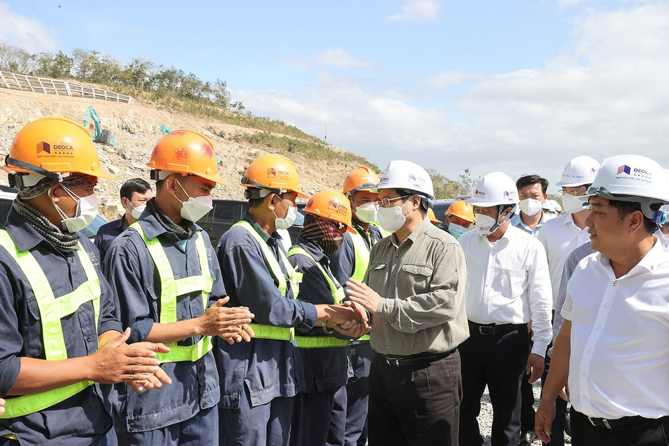 Thủ tướng Phạm Minh Chính động viên kỹ sư, công nhân đang thi công hầm Núi Vung thuộc thành phần dự án cao tốc đoạn Cam Lâm-Vĩnh Hảo. (Ảnh: Dương Giang/TTXVN)