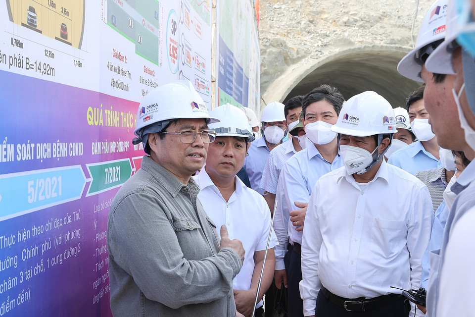 Thủ tướng Phạm Minh Chính kiểm tra tiến độ hầm Núi Vung thuộc thành phần dự án cao tốc đoạn Cam Lâm-Vĩnh Hảo. (Ảnh: Dương Giang/TTXVN)