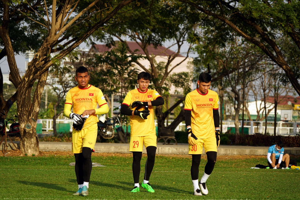 Ba thủ môn là những cầu thủ bắt đầu buổi tập sớm nhất của U23 Việt Nam. (Ảnh: Trần Long/TTXVN)