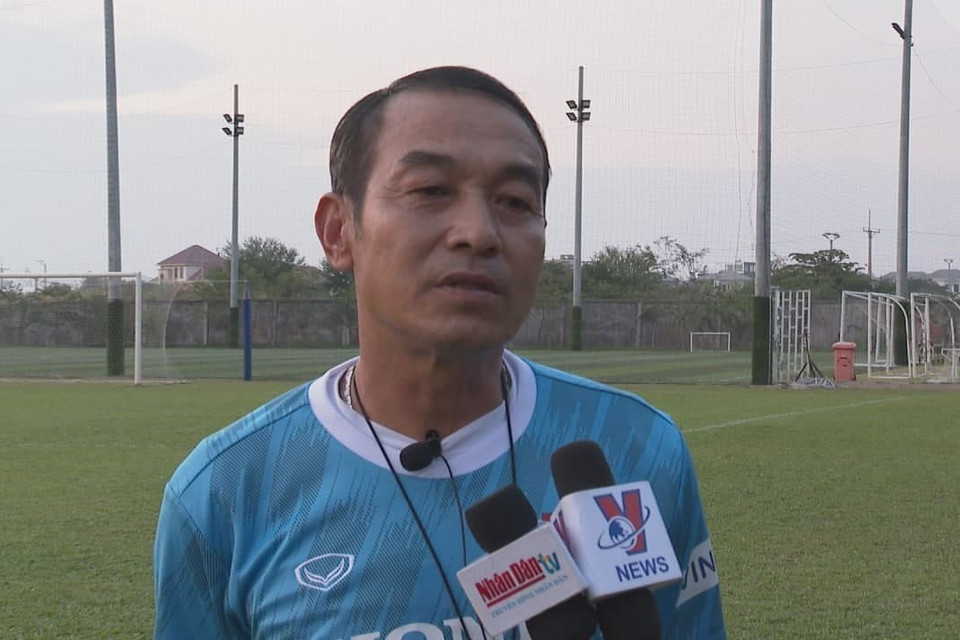 Huấn luyện viên Đinh Thế Nam trả lời phỏng vấn phóng viên TTXVN tại Campuchia. (Ảnh: Trần Long/TTXVN)