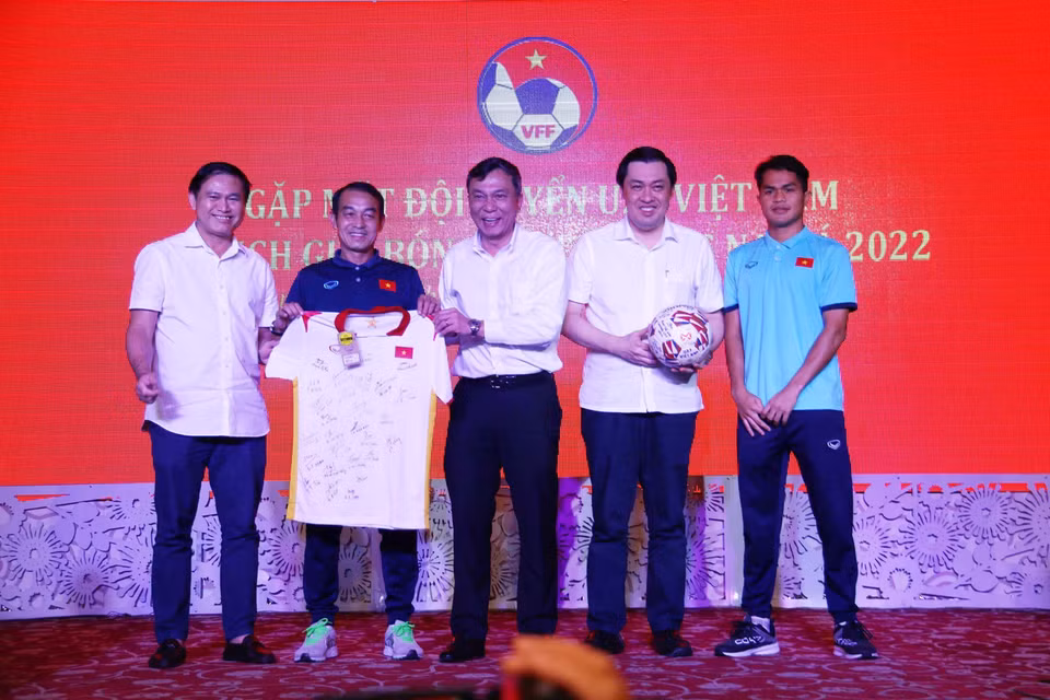 Huấn luyện viên đội U23 Việt Nam Đinh Thế Nam trao tặng chiếc áo và quả bóng có chữ ký của các tuyển thủ U23 Việt Nam, nhà vô địch Giải U23 Đông Nam Á 2022 cho lãnh đạo Liên đoàn bóng đá Việt Nam. (Ảnh: Thanh Vũ/TTXVN)
