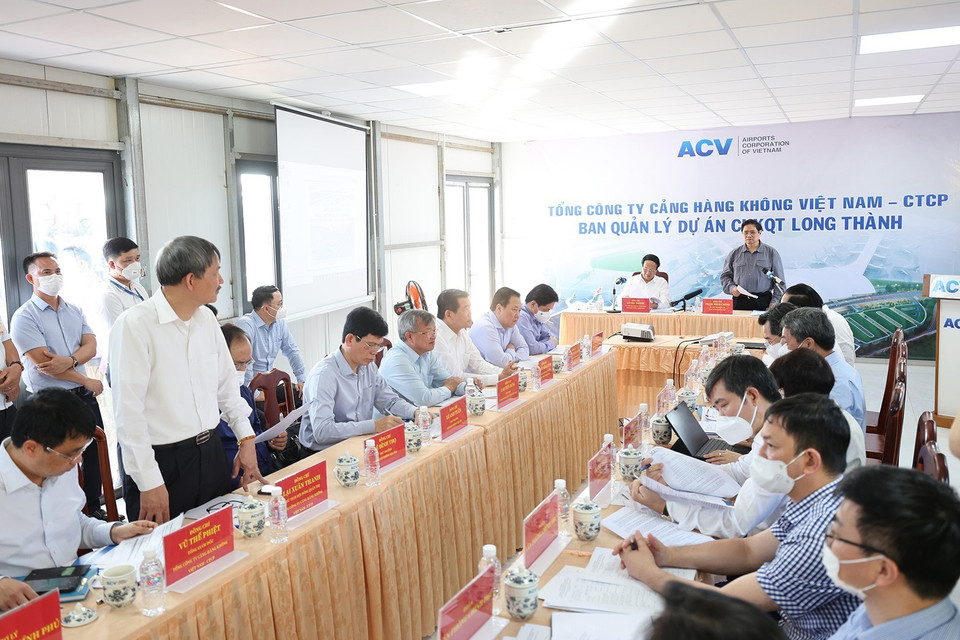 Thủ tướng Phạm Minh Chính làm việc với các đơn vị liên quan đến Dự án Cảng hàng không quốc tế Long Thành. (Ảnh: Dương Giang/TTXVN)
